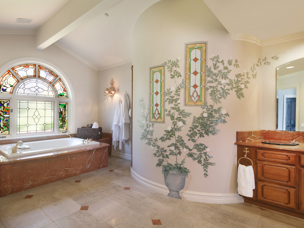 Большая красивая ванная комната с окном с витражами 