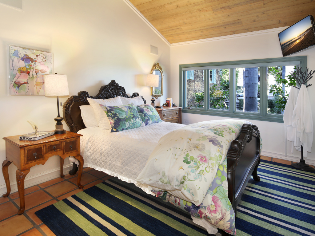 Большая резная деревянная кровать в спальне