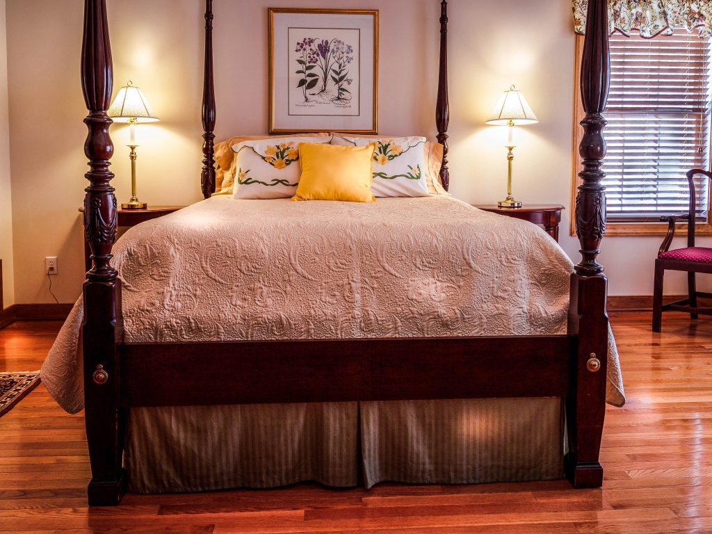 Большая высокая кровать в спальне 