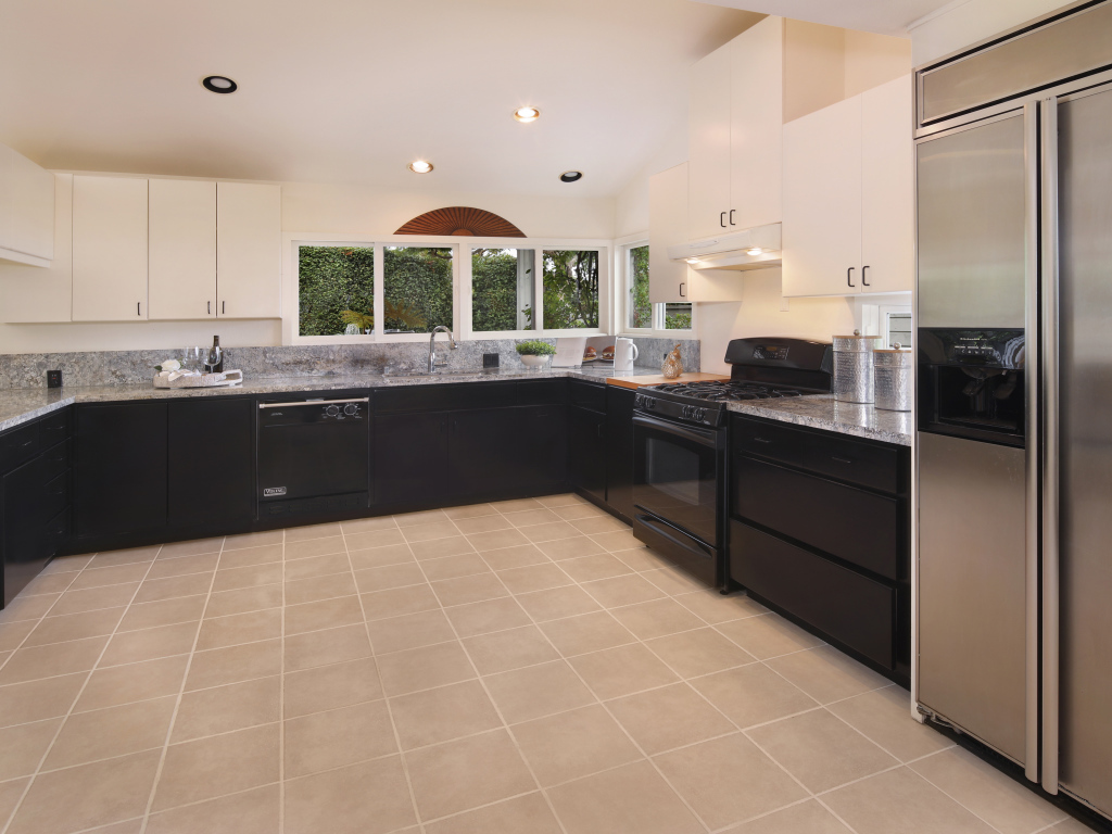 Большая кухня с черной  мебелью 