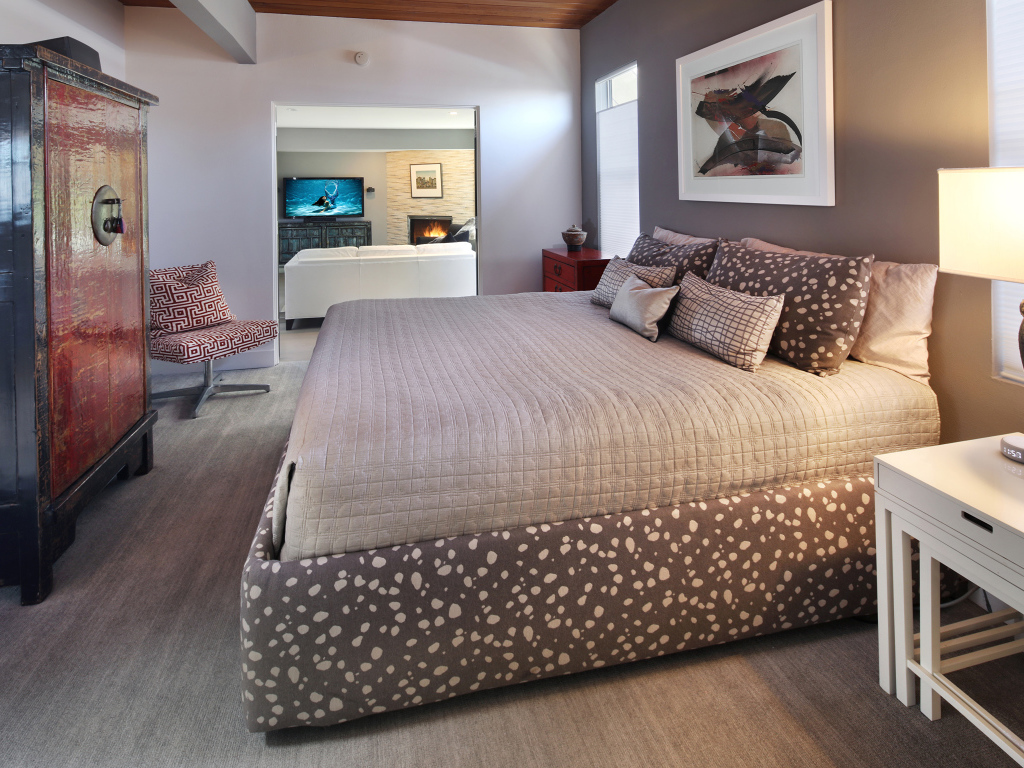 Большая мягкая кровать в спальне