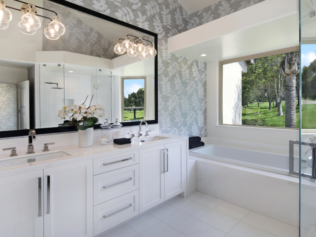 Большая белая ванная с большим окном 