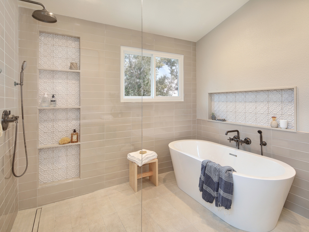 Душевая комната с белой ванной и серыми стенами