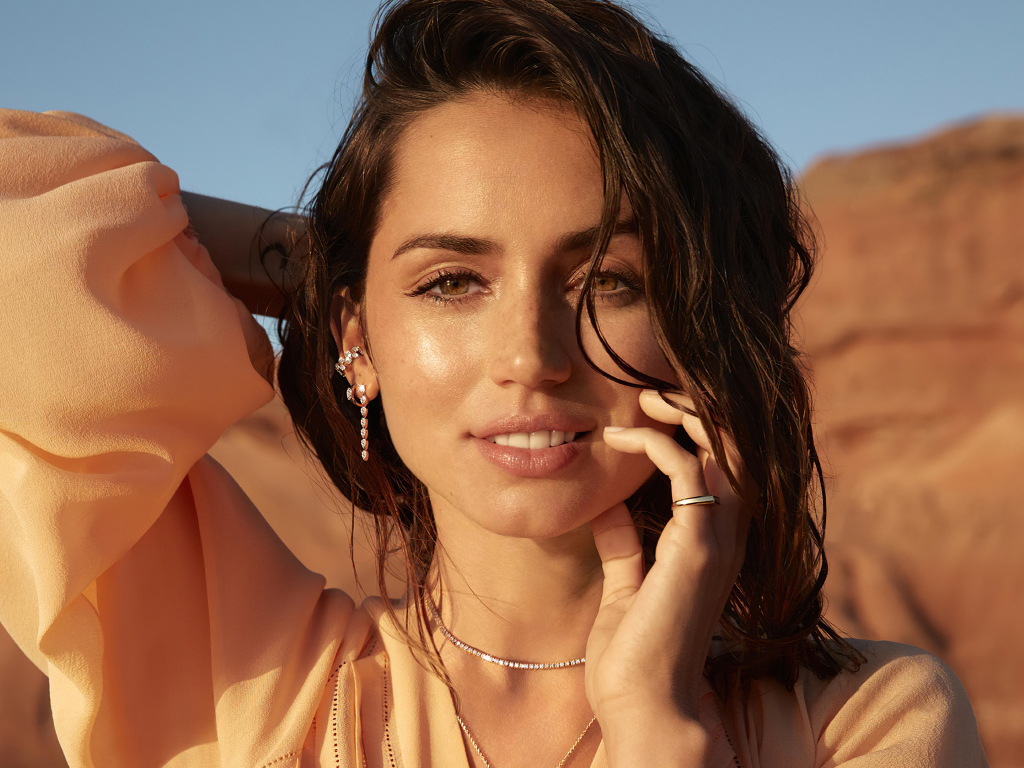 Улыбающаяся испанская актриса Ана де Армас