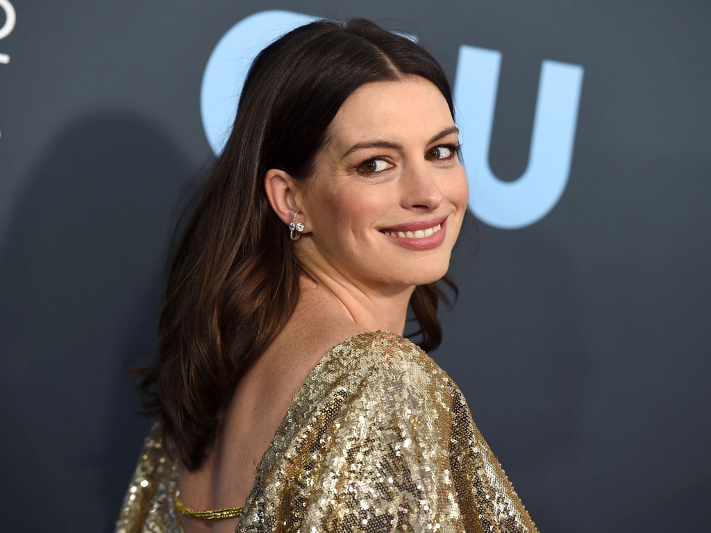 Улыбающаяся актриса Энн Хэтэуэй в ярком платье