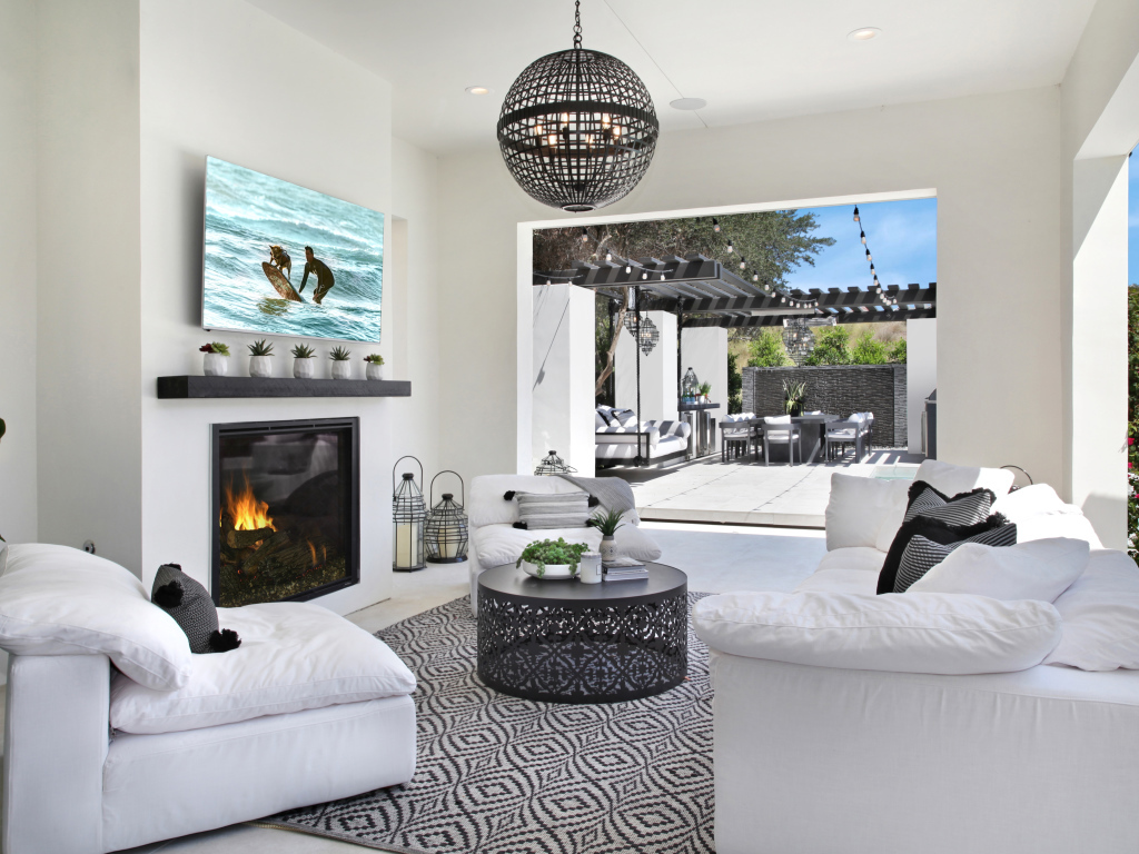 Стильный черно - белый интерьер в комнате с выходом на террасу 