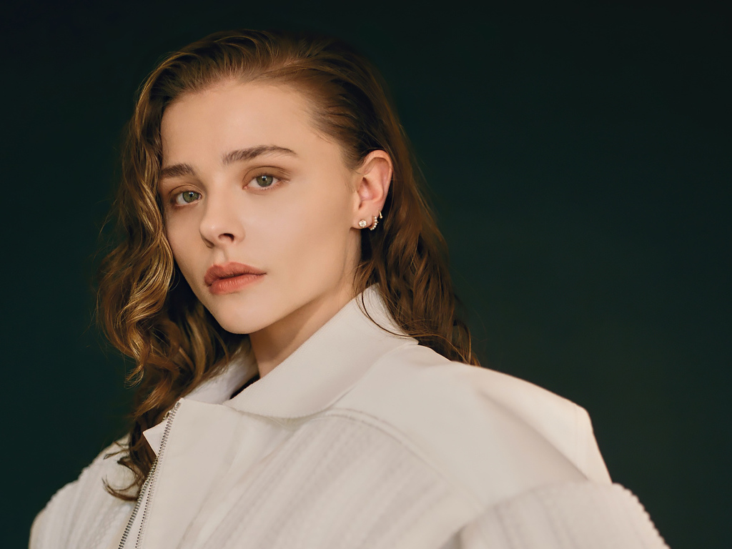 Стильная молодая девушка актриса Хлоя Грейс Морец в белом