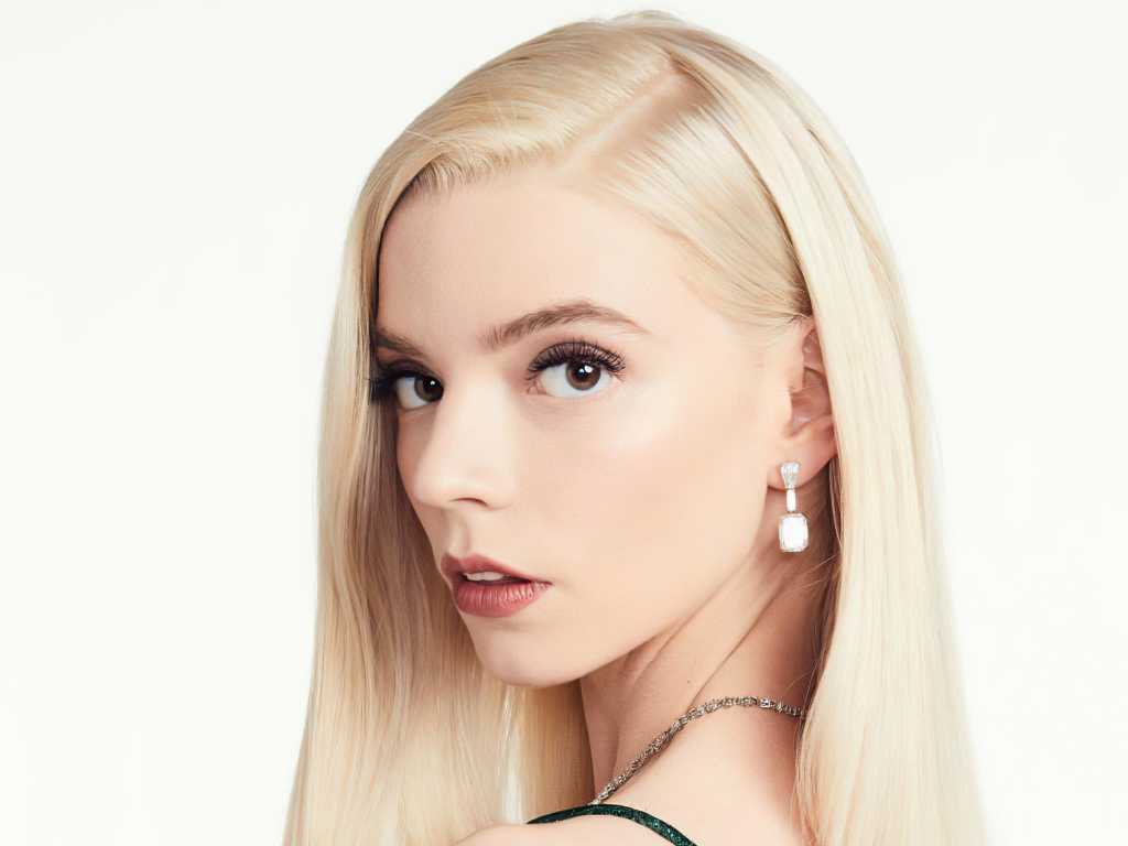 Лицо кареглазой блондинки, актрисы Аня Тейлор-Джой на белом фоне