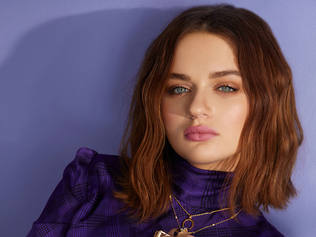 Лицо актрисы Джоуи Кинг на фиолетовом фоне