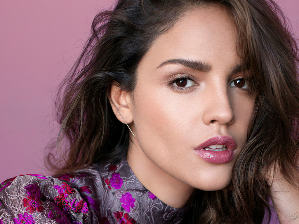 Лицо красивой актрисы Эйса Гонсалес на розовом фоне