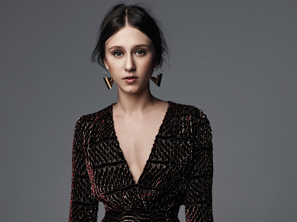 Молодая девушка, американская актриса Таисса Фармига на сером фоне