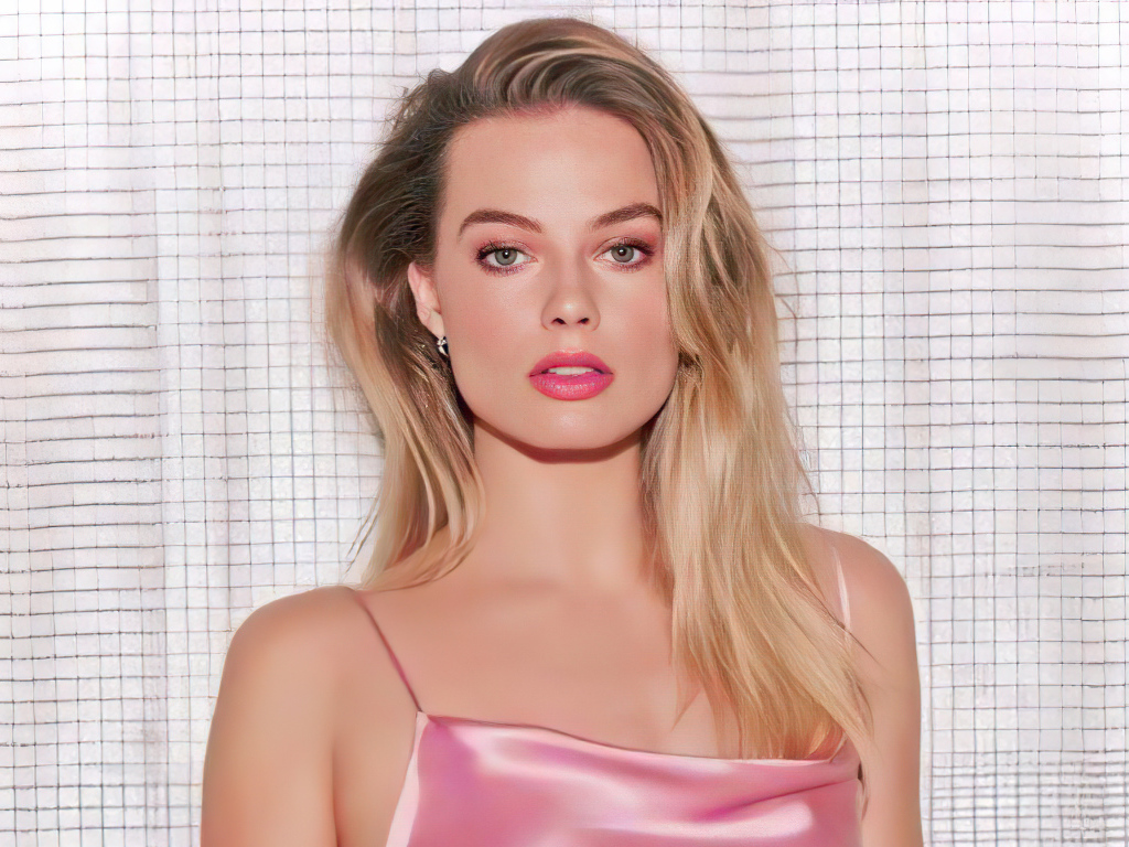 Молодая эффектная блондинка, актриса Марго Робби у стены