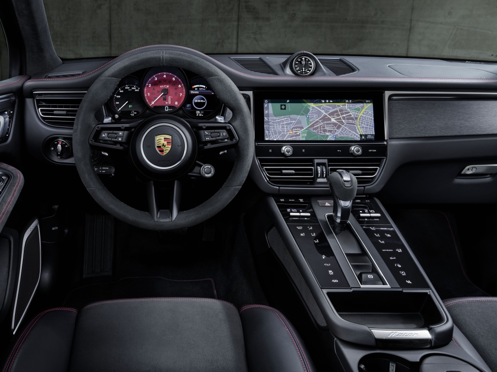 Черный салон автомобиля Porsche Macan GTS 2021 года 