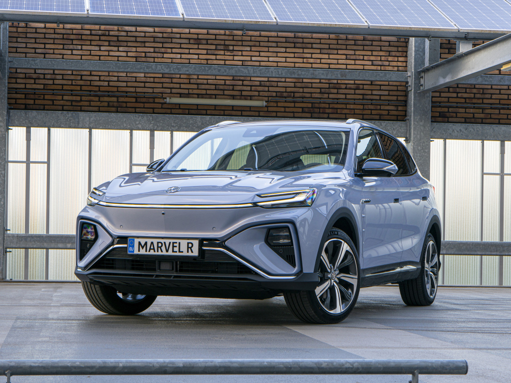 Серебристый автомобиль MG Marvel R 2023 года