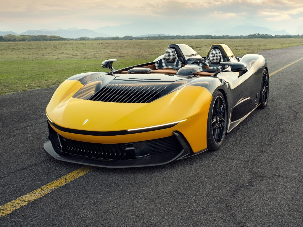 Быстрый дорогой автомобиль Pininfarina B95 Prototipo 2023 года на дороге