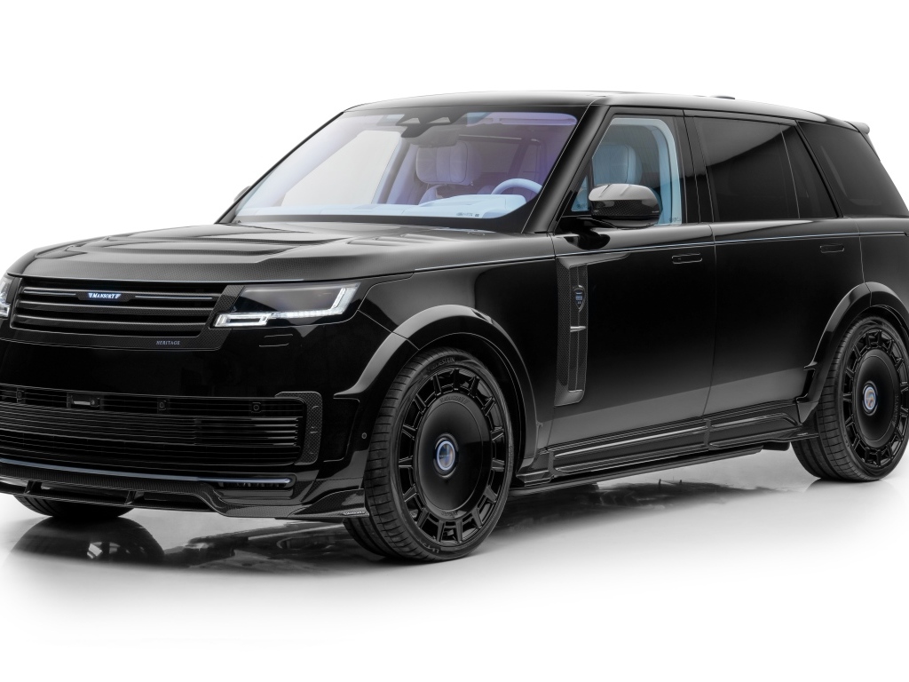 Вид спереди на черный внедорожник Mansory Range Rover SV LWB Heritage 2023 года