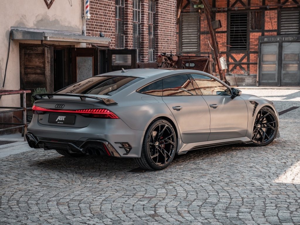 Вид сзади на автомобиль ABT RS7 Legacy Edition 2023 года