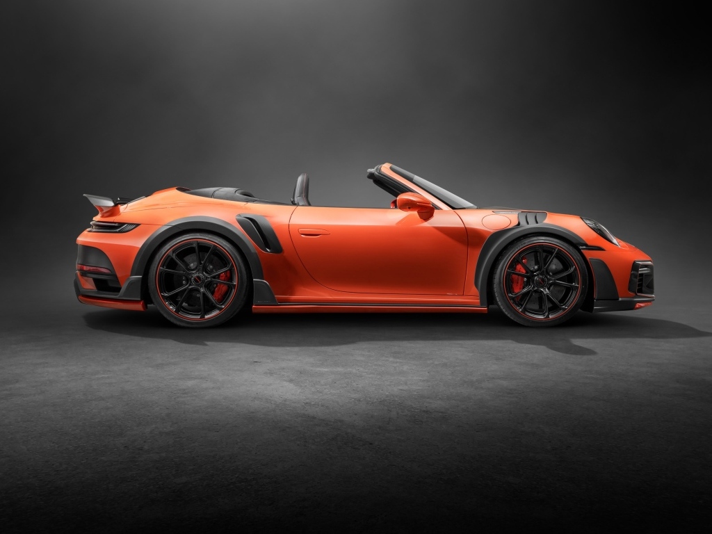 Вид сбоку на красный кабриолет TechArt GTstreet R