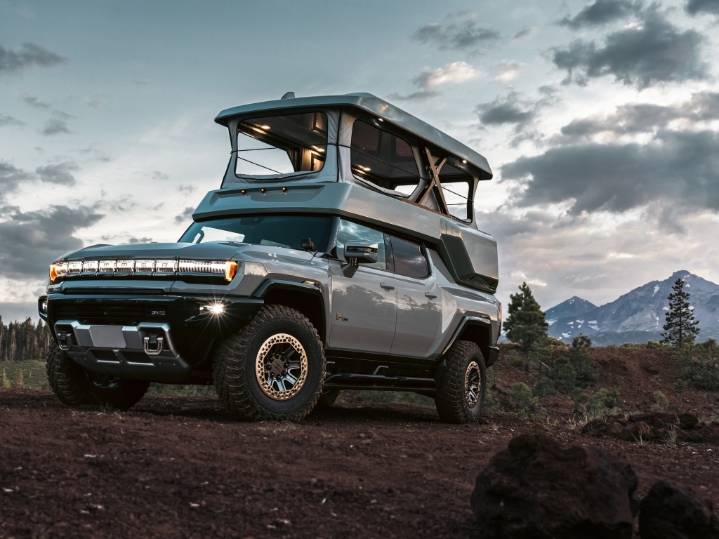 Серебристый внедорожник HUMMER EV EarthCruiser 2024 года