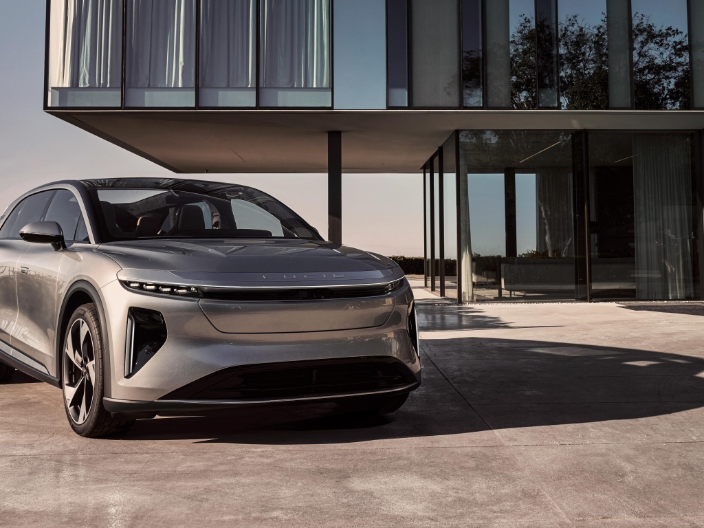 Серебристый внедорожник Lucid Gravity 2025 года