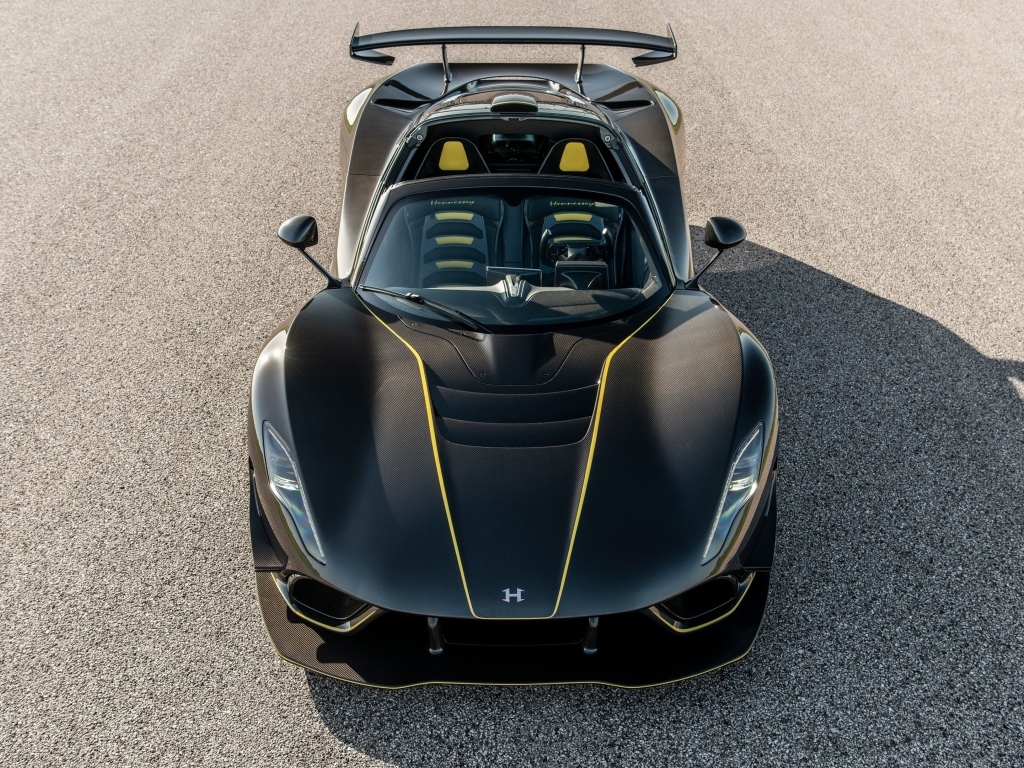 Вид сверху на спортивный автомобиль Hennessey Venom F5 Revolution Roadster 2023 года