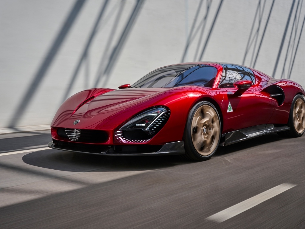 Красный  Alfa Romeo 33 Stradale 2024 года на фоне серой стены
