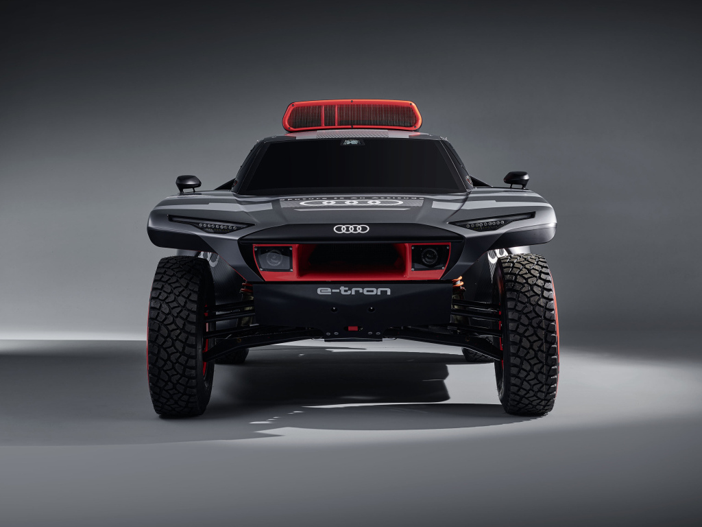 Автомобиль Audi RS Q E-Tron 2022 года вид спереди