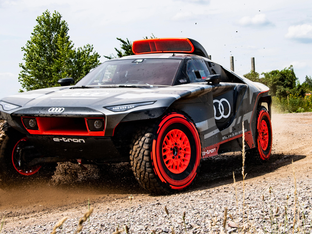 Спортивный внедорожник Audi RS Q E-Tron 2022 года