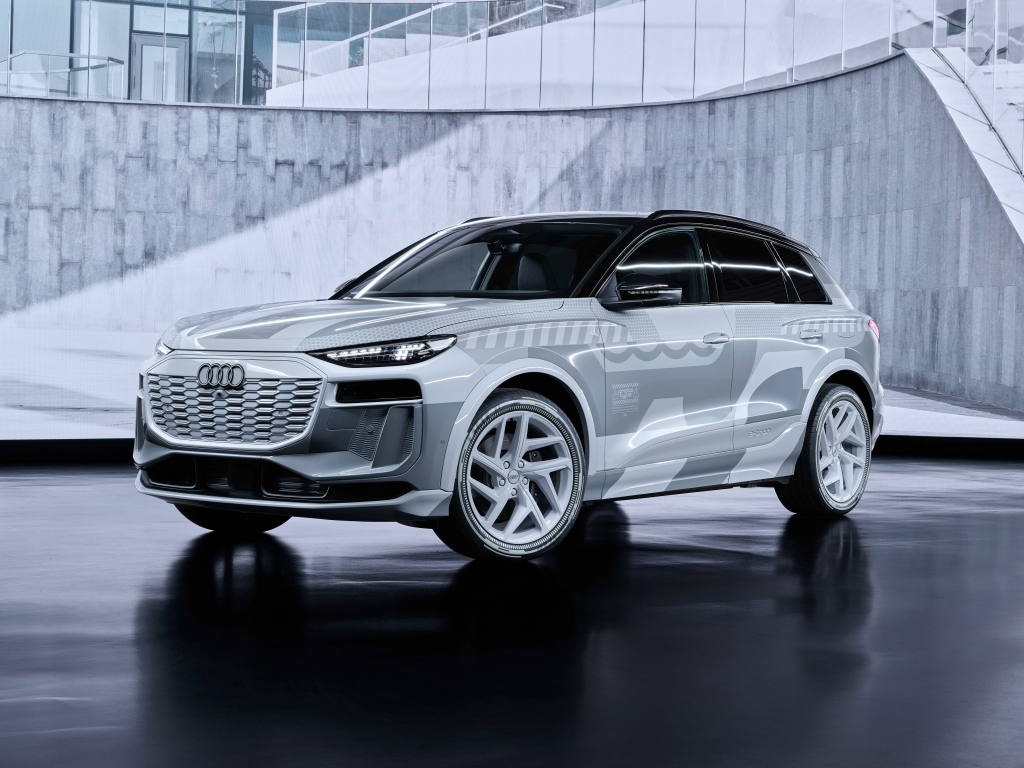 Автомобиль Audi Q6 E-Tron Prototype Show Car 2023 года