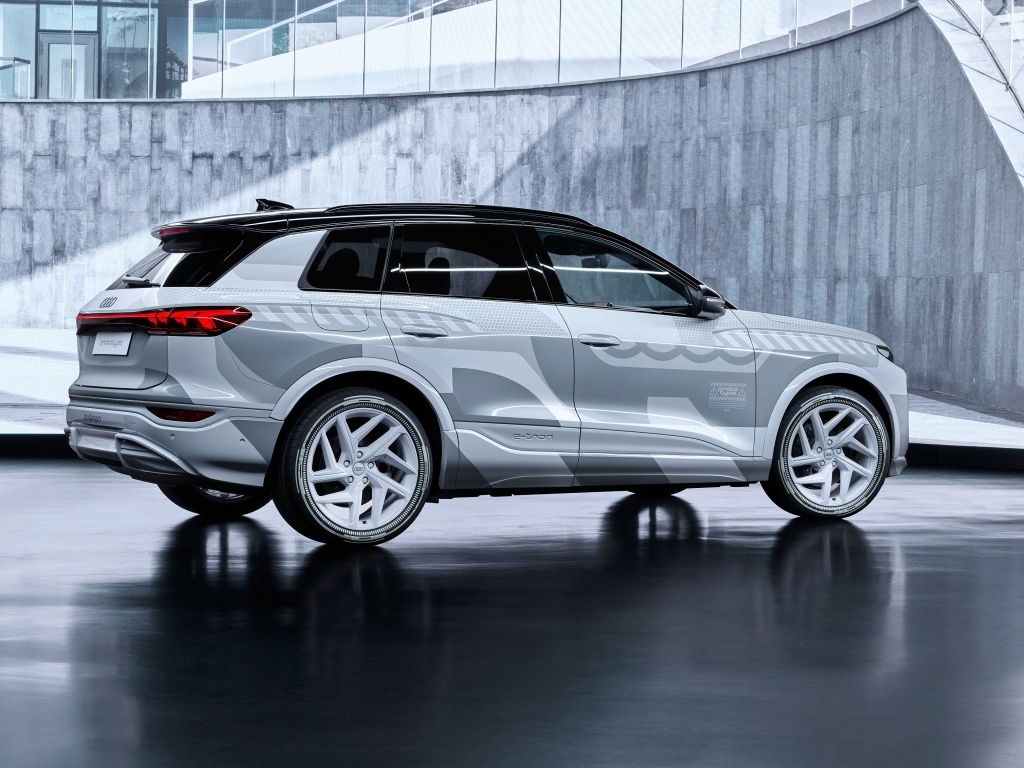 Внедорожник Audi Q6 E-Tron Prototype Show Car 2023 года вид сзади
