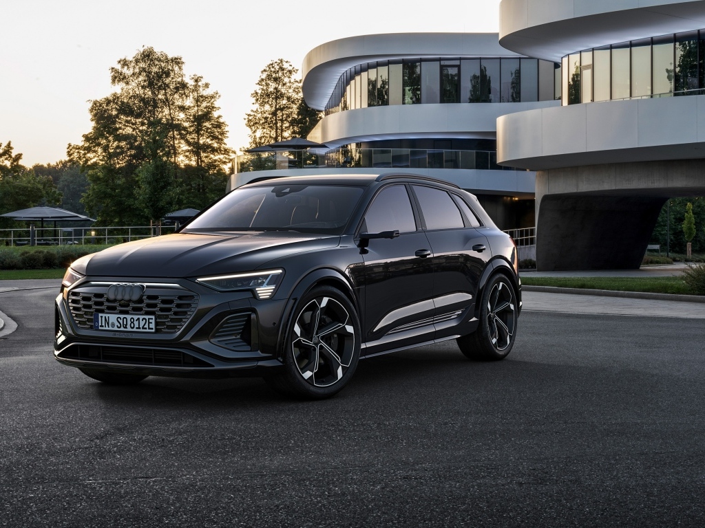 Черный автомобиль Audi Q8 Sportback 55 E-Tron Quattro у дома