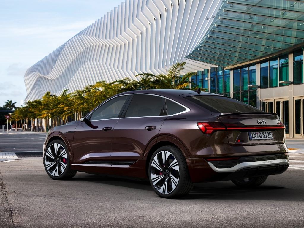 Автомобиль Audi Q8 Sportback 55 E-Tron Quattro вид сзади