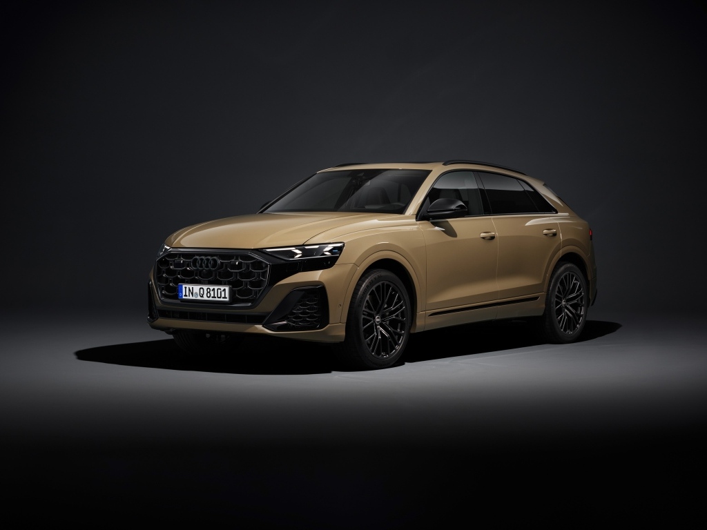 Внедорожник Audi Q8 55 TFSI Quattro S Line 2023 года на черном фоне