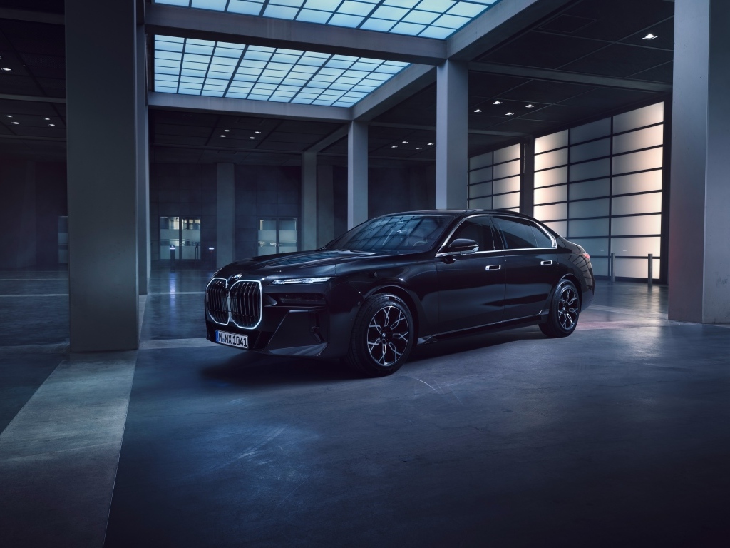 Автомобиль BMW 760i XDrive Protection в здании