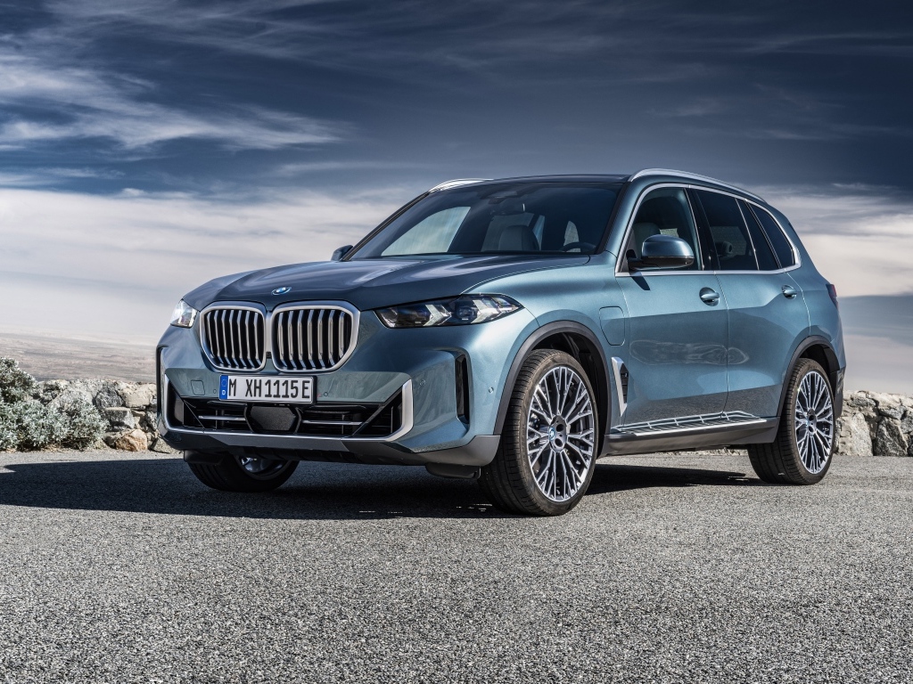 Автомобиль BMW X5 2023 на фоне грозового неба