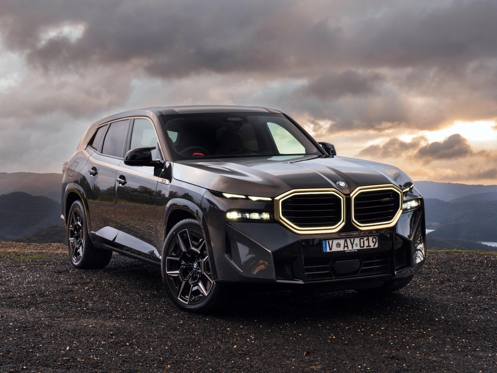 Автомобиль BMW XM 2023 года на фоне грозового неба