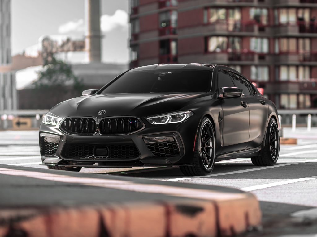 Черный BMW M8 вид спереди
