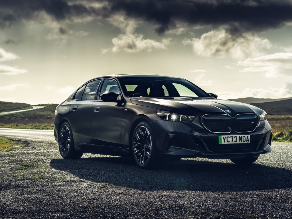 Черный автомобиль BMW I5 M60 XDrive 2023 года
