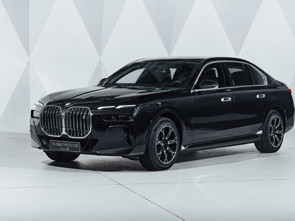 Черный автомобиль BMW I7 XDrive60 Protection 2023 года