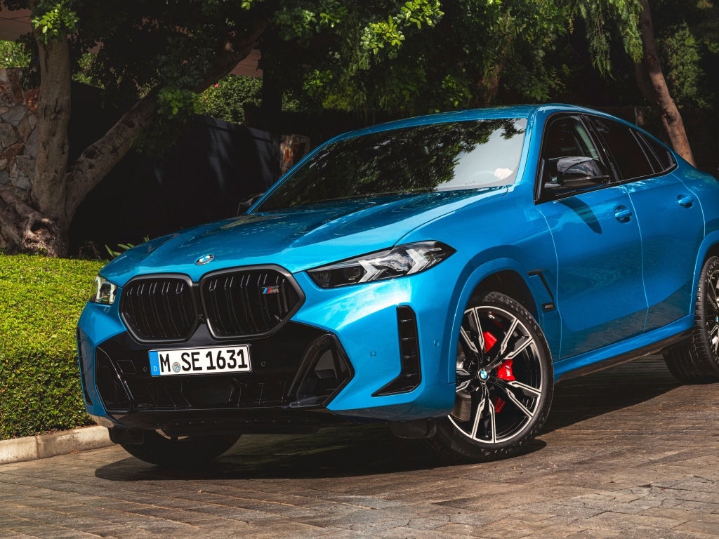 Синий автомобиль BMW X6 M60i XDrive 2023
