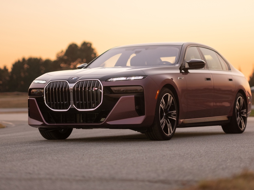 Коричневый автомобиль BMW I7 M70 XDrive 2024 года