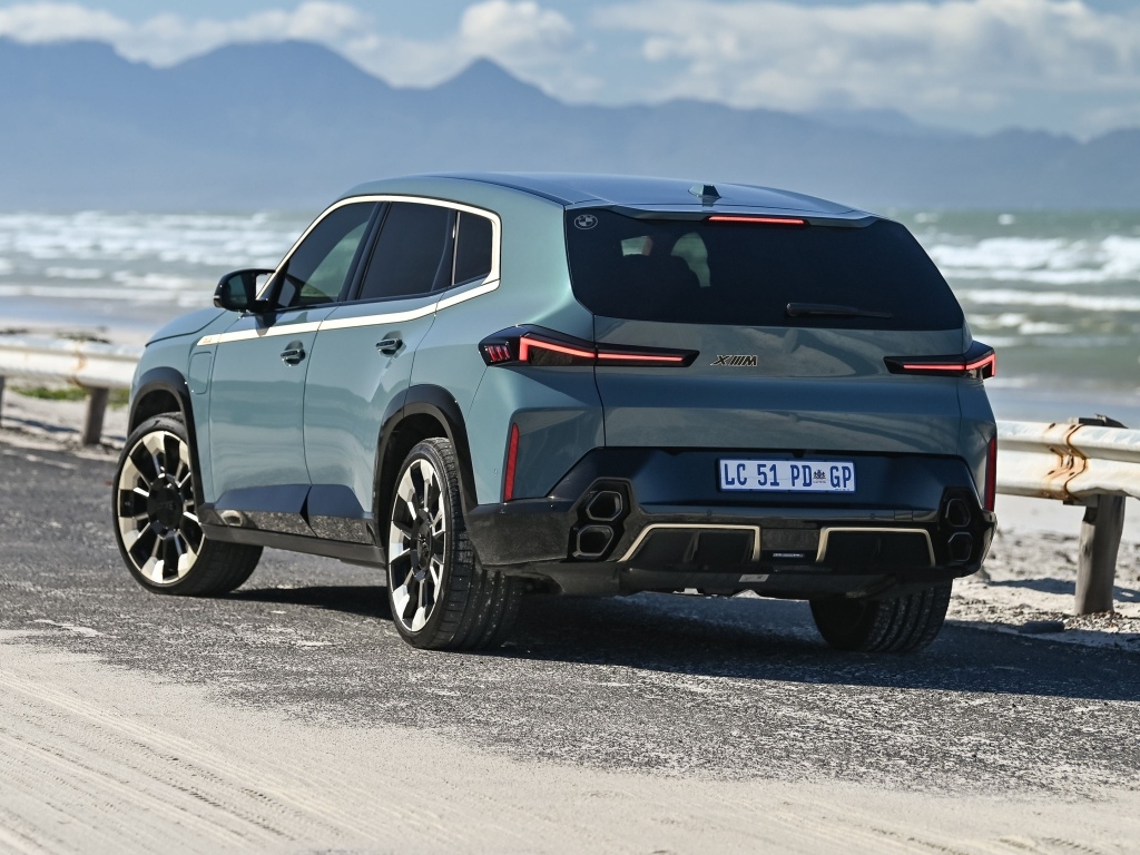 Вид сзади на внедорожник BMW XM