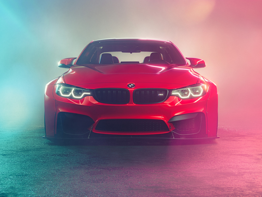 Красный автомобиль BMW M4  в дыму