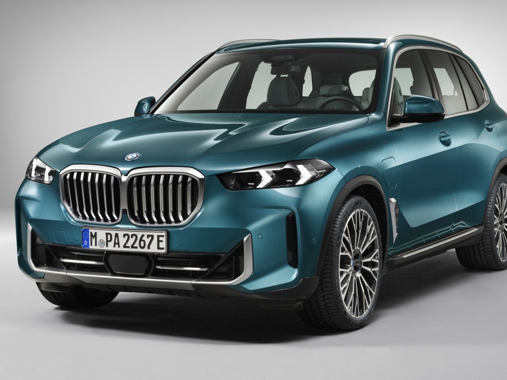 Внедорожник BMW X5 XDrive 50i 2023 на черном фоне