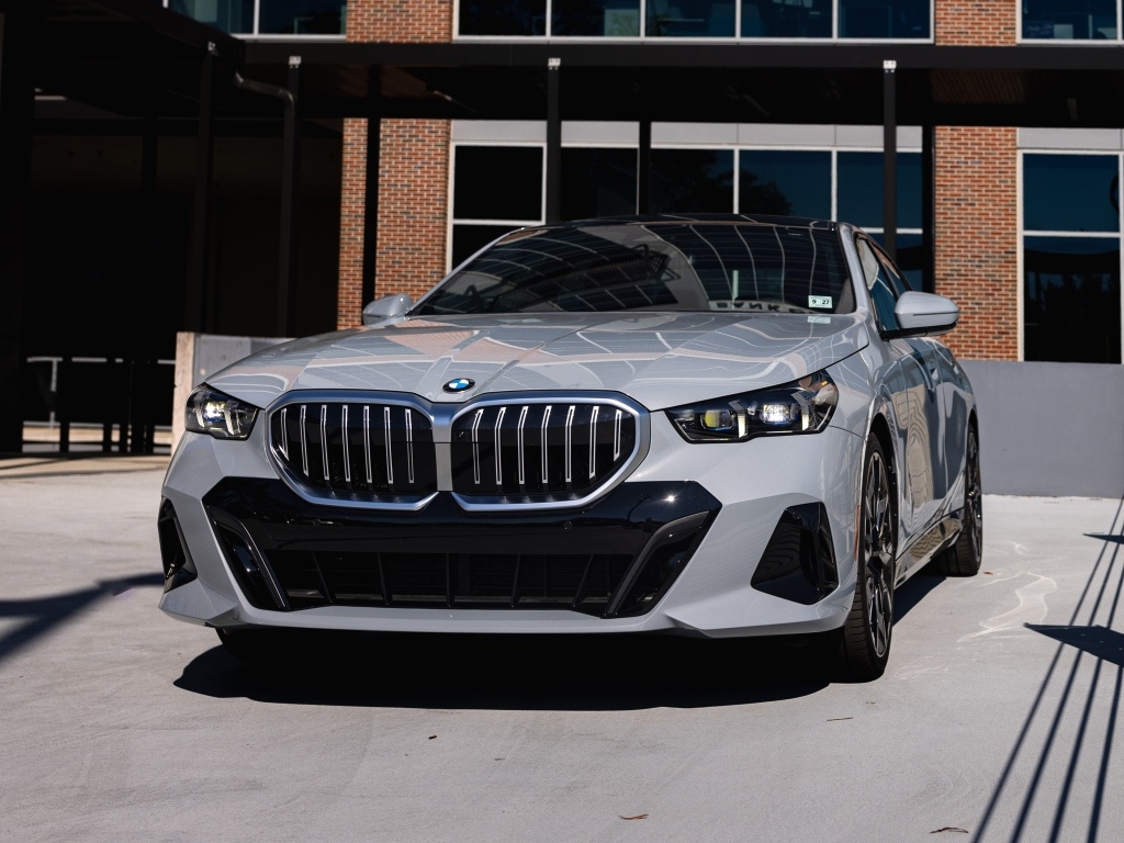 Серебристый автомобиль BMW 530i XDrive M Sport 2024 года