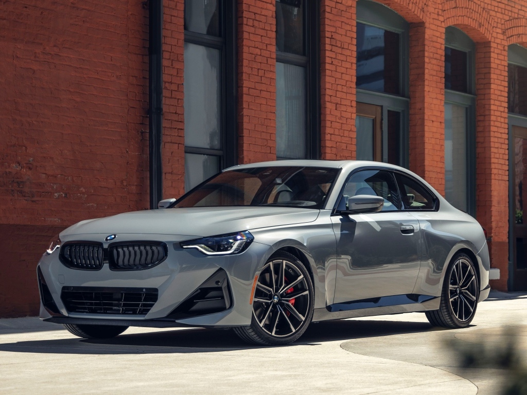 Серебристый автомобиль BMW 230i Coupé M Sport