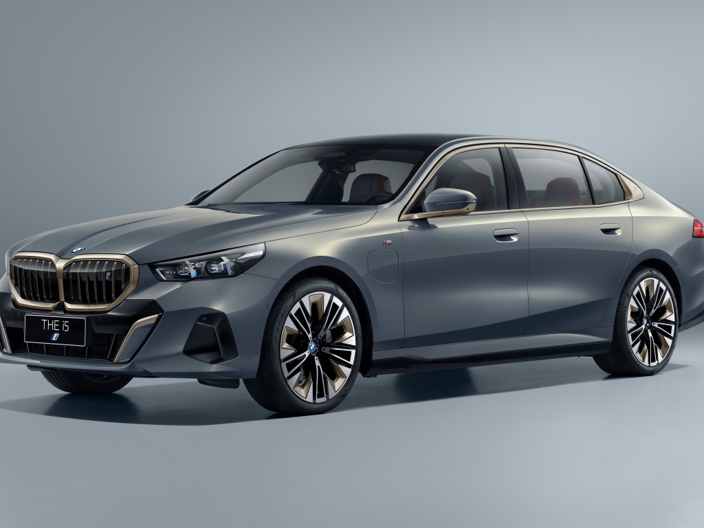 Серебристый автомобиль BMW I5 M Sport 2023 года