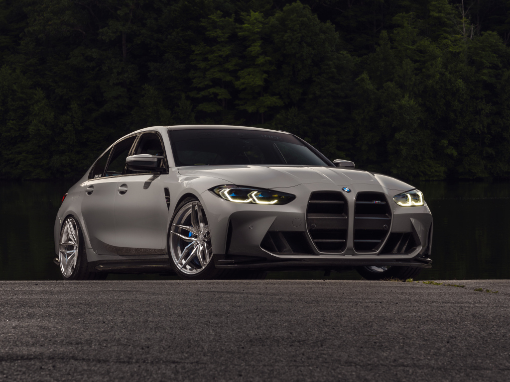 Серебристый BMW M3  на дороге