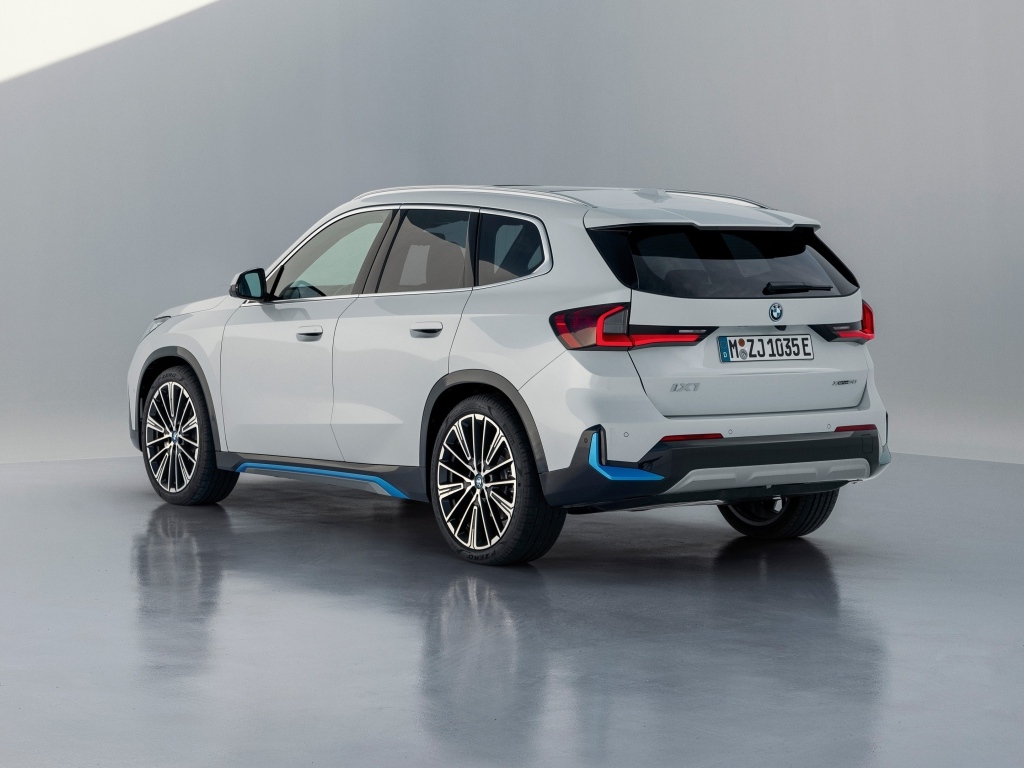 Белый внедорожник BMW IX1 XDrive30  вид сзади