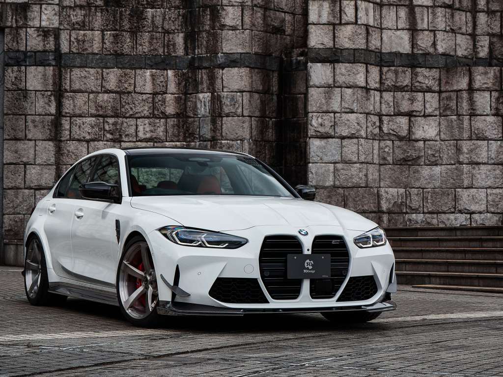 Белый автомобиль BMW M3 2022  года вид спереди